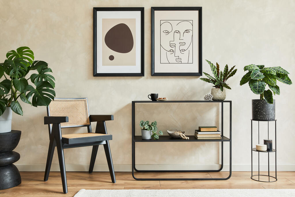Ambiente decorado com cadeira de palha, prateleira minimalista e quadros abstratos, com plantas ao redor – estilo minimalista em projeto de interiores com toque artístico.