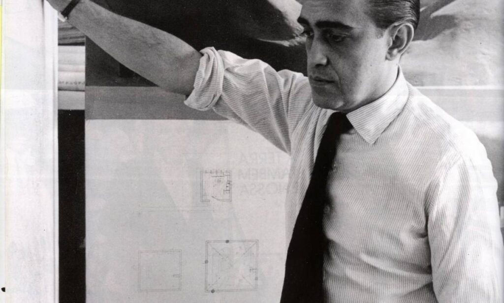 Fotografia histórica de Oscar Niemeyer, renomado arquiteto brasileiro, mostrando sua obra e estilo inovador na arquitetura moderna, símbolo do modernismo brasileiro.