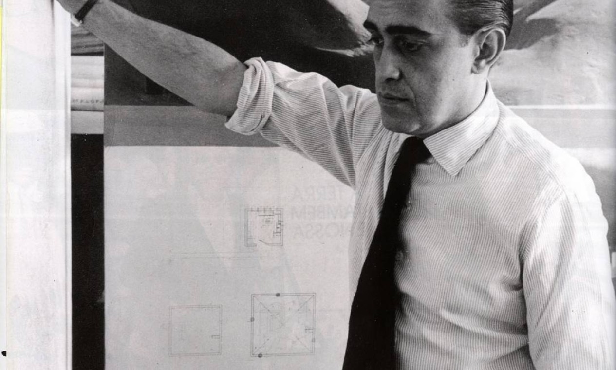Fotografia histórica de Oscar Niemeyer, renomado arquiteto brasileiro, mostrando sua obra e estilo inovador na arquitetura moderna, símbolo do modernismo brasileiro.